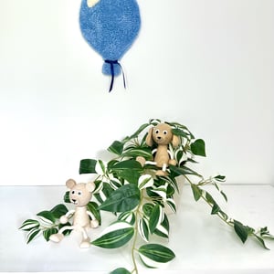 Tuftet farverig ballon (lille) - Håndlavet vægkunst i 100% uld. – produktbillede