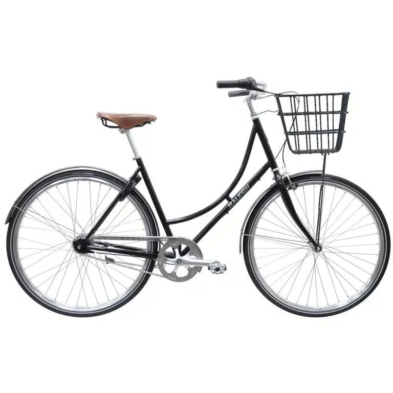 Sort retro bycykel med brun sadel og sort kurv foran, set fra siden.