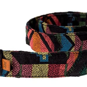 Bælte i skønt farvedesign med dobbelt-ring spænde – produktbillede