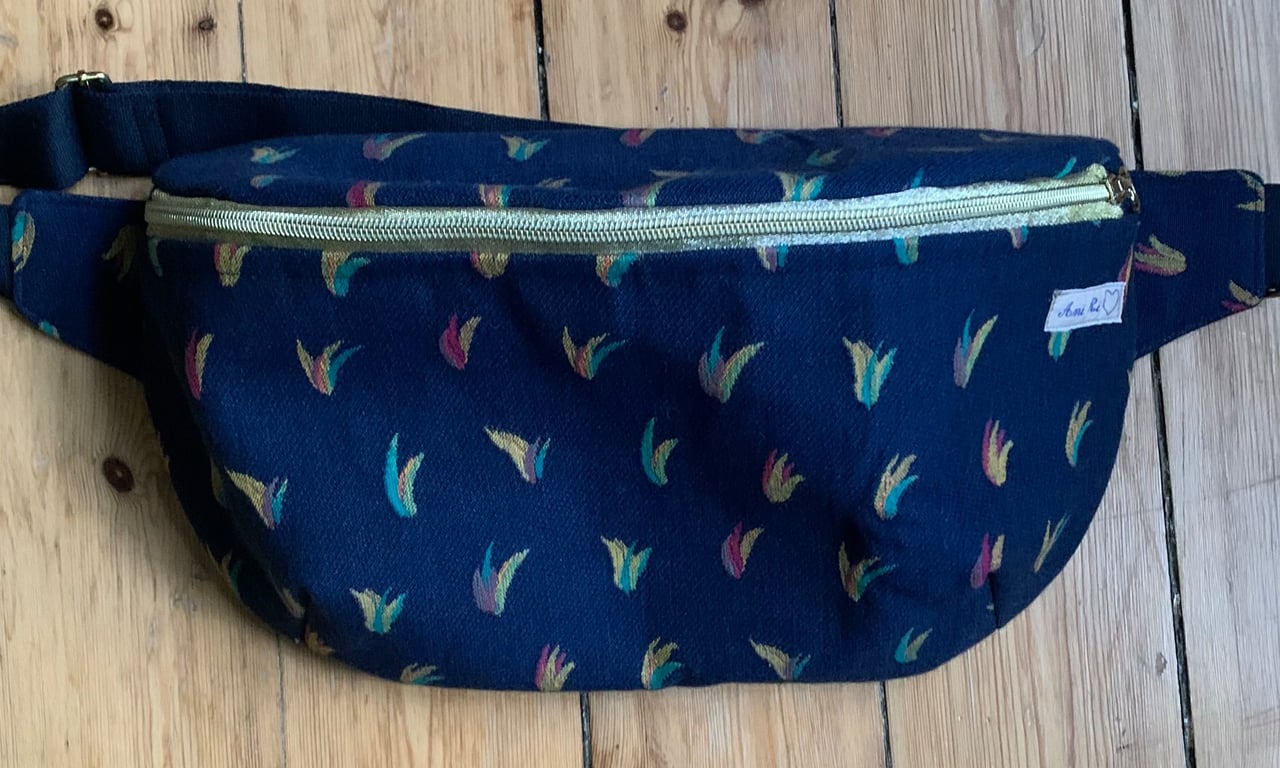 Bæltetaske i blåt gobelin
