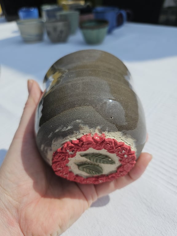 Kop med blomsterkranse i bunden billede 2