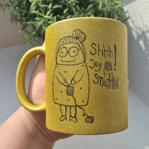 Krus: shhh jeg strikker Guld Glimmer – produktbillede