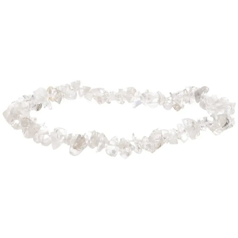 Halskæde lavet af klare, uregelmæssige små sten på hvid baggrund. (2)