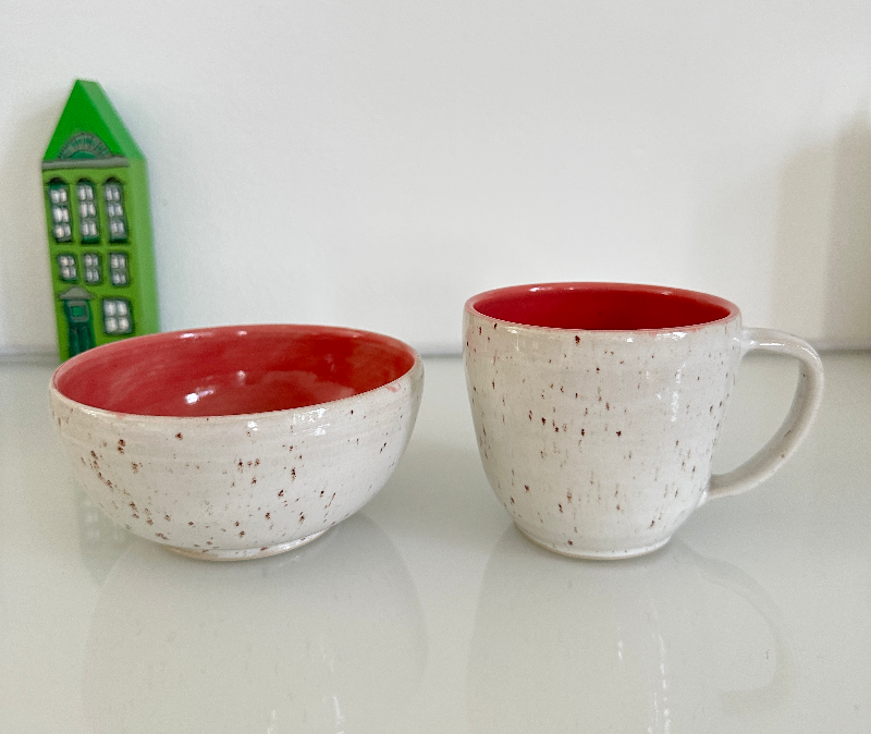 Morgenmadssæt råhvid med prikker / koralrød