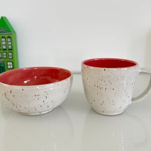 Morgenmadssæt råhvid med prikker / koralrød – produktbillede