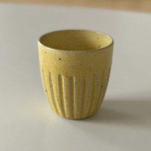 Krus m. riller, lavaler, hørgul – produktbillede