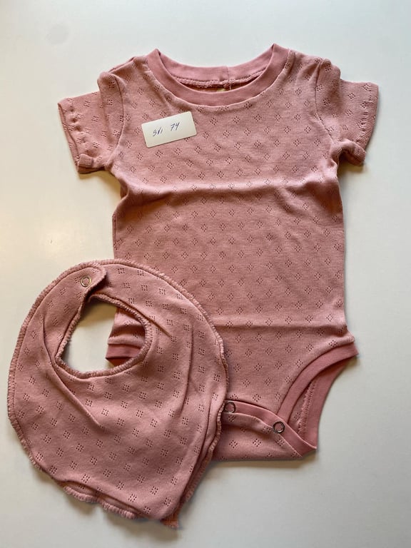 Body med korte ærmer og hagesmæk. Størrelse 74