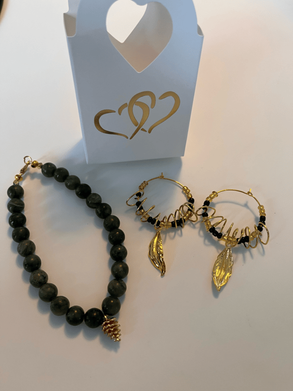 Guld og sorte perler med snoet wire omkring creolerne  billede 3