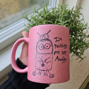 Krus: im knitting my day away Pink glimmer – produktbillede