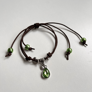 knyttet armbånd med krystal vedhæng – produktbillede