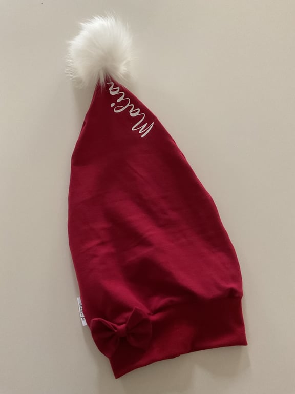 Nissehue med sløjfe og rød kant