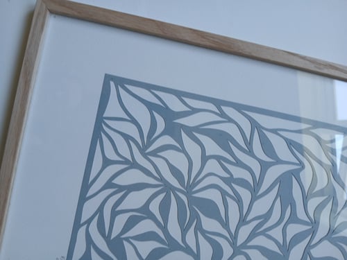 A3 papercut, dueblå, indrammet  (3)