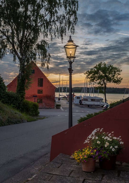 Kittenstræde i Præstø i solnedgangslys en smuk sommeraften 