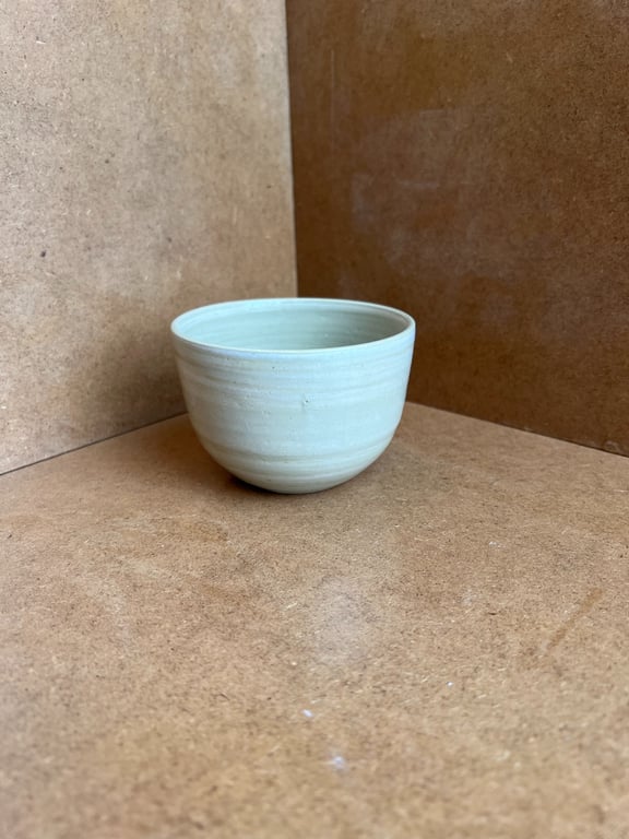 Swirly kop i indfarvet ler