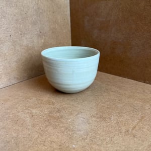 Swirly kop i indfarvet ler – produktbillede