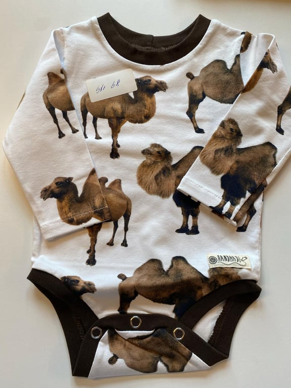 Body med lange ærmer. Størrelse 68