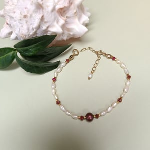 Bordeaux og ferskvandsperler armbånd – produktbillede