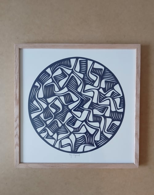 30x30cm papercut I marineblå, indrammet 