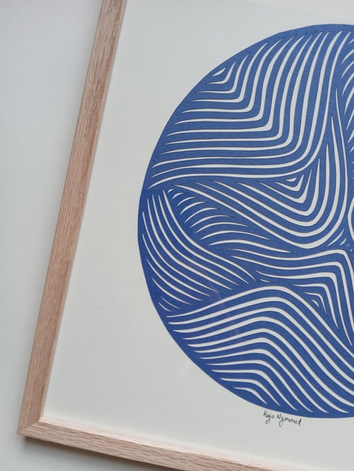 30x30cm papercut, kongeblå, indrammet 
