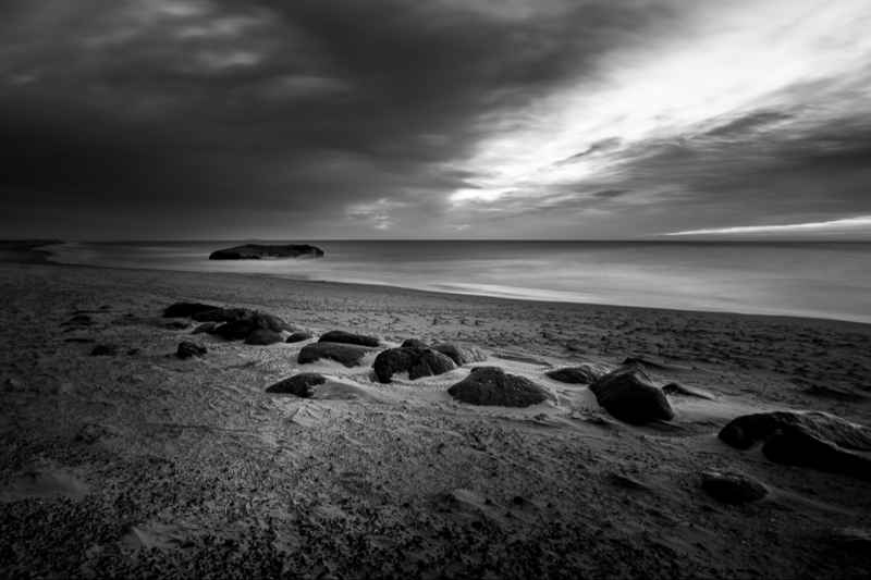 En bunker i solopgangs lys på Sønderstrand i Skagen