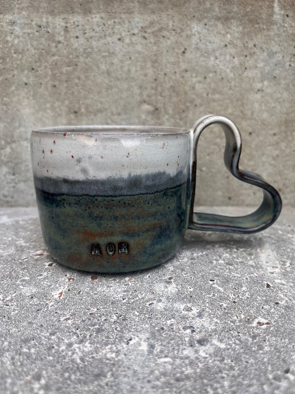 Brun/grøn mor krus med hjertehank. 310 ml. H: 7,5 cm