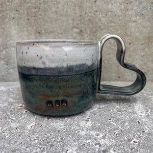 Brun/grøn mor krus med hjertehank. 310 ml. H: 7,5 cm – produktbillede