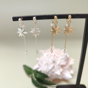 Julestjerne ørestikker med ferskvandsperler – produktbillede