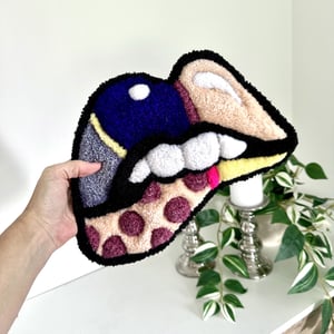 Tuftet læber som vægophæng – håndlavet i 100% akryl – produktbillede