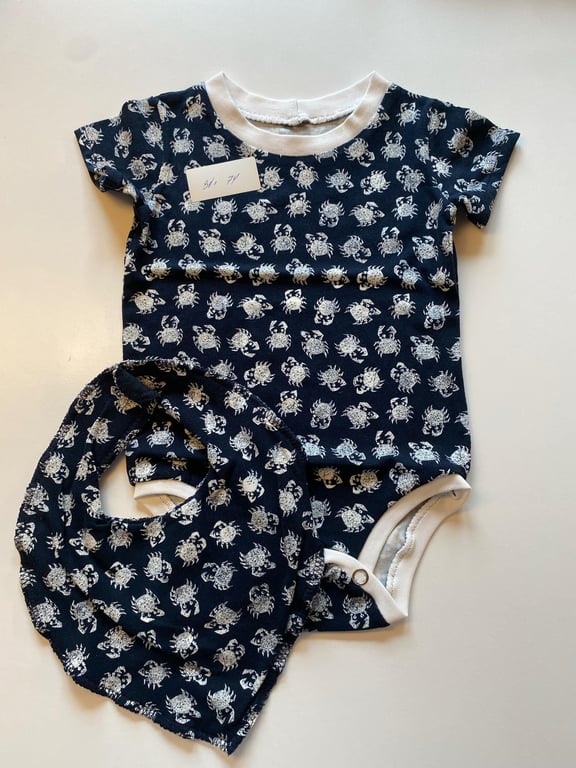 Body med korte ærmer og hagesmæk. Størrelse 74