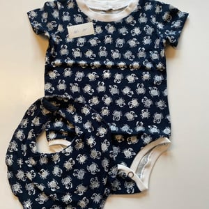 Body med korte ærmer og hagesmæk. Størrelse 74 – produktbillede