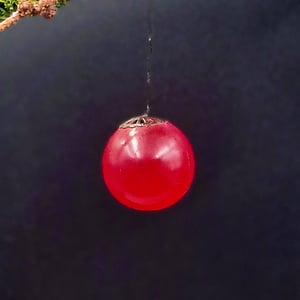 Rød / pink vinduespynt ø 2 cm – produktbillede