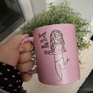 Krus: Powered by coffee and sarcasm  – produktbillede