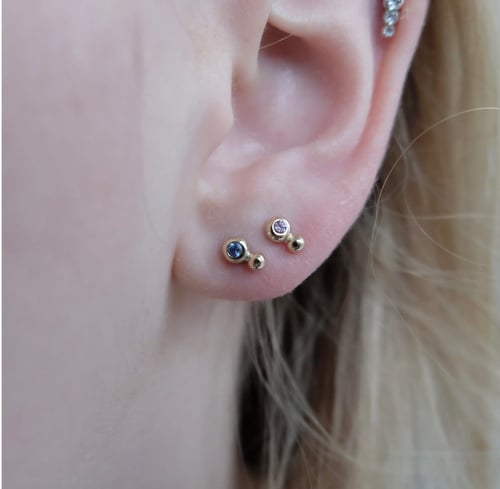 Comma stud in 14 k gold with light blue sapphire (2)