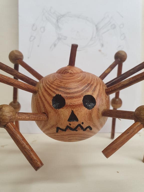 Skræmmende græskar edderkop. Anderledes bordpynt