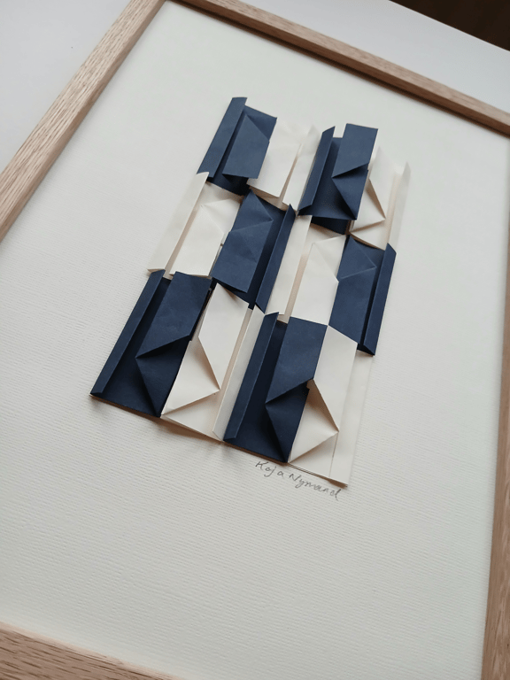 A4 foldet unika værk. marineblå. naturhvid. indrammet  (5)