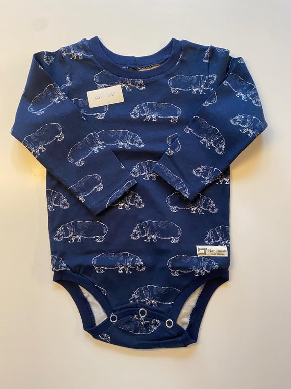 Body med lange ærmer. Størrelse 86