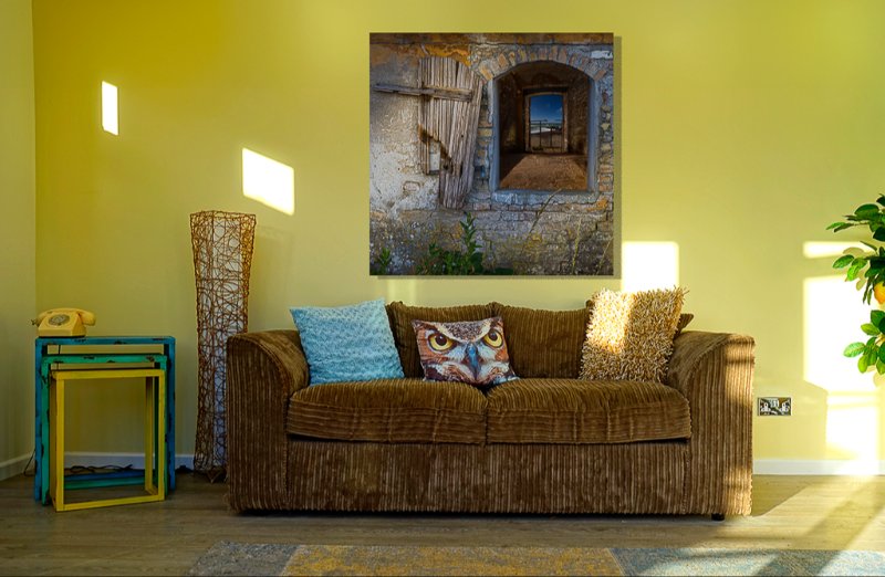 Forfalden stald på Lolland en smuk sommerdag billede 2