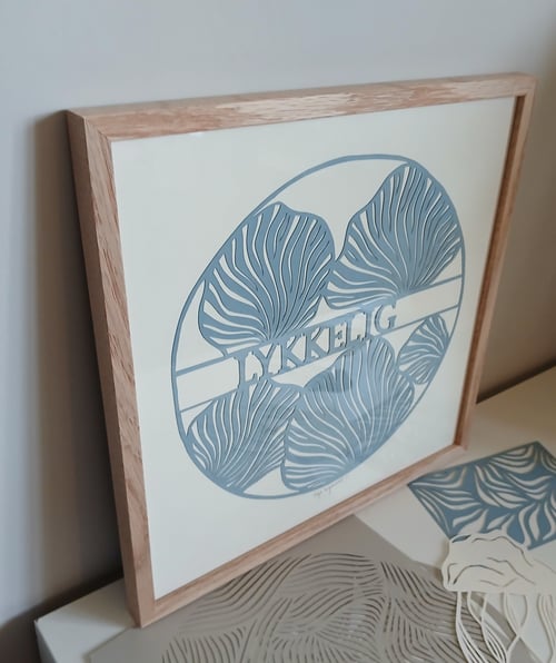 Lykkelig - 30x30cm papercut, dueblå, indrammet (2)