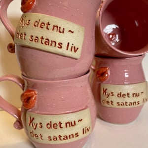 Keramik Krus med tekst -  Kys det nu det satans liv.  – produktbillede
