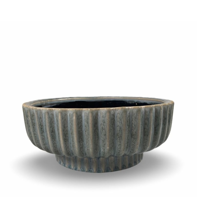 Gråblå keramisk skål med ribbet struktur og firkantet fod, placeret på hvid baggrund.