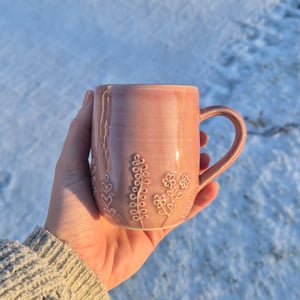 Krus med forskellige blomster og planter – produktbillede