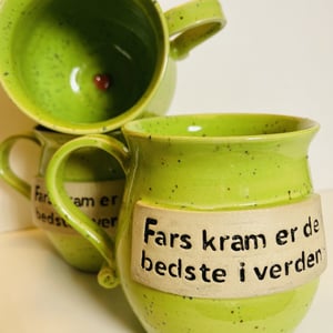 Keramik krus med tekst - Fars kram er de bedste i verden  – produktbillede