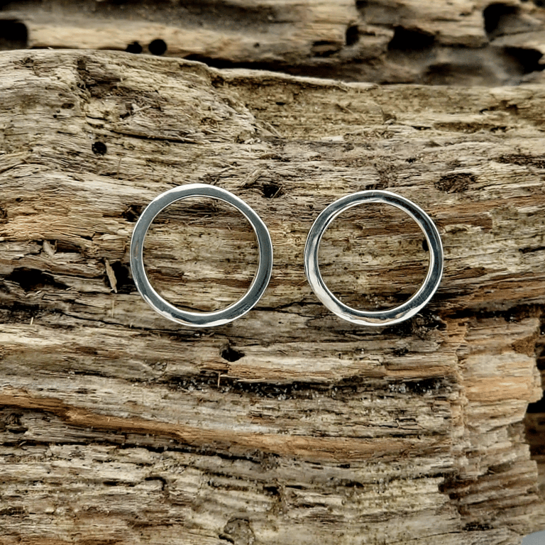 Glatter cirkel ørestikker.