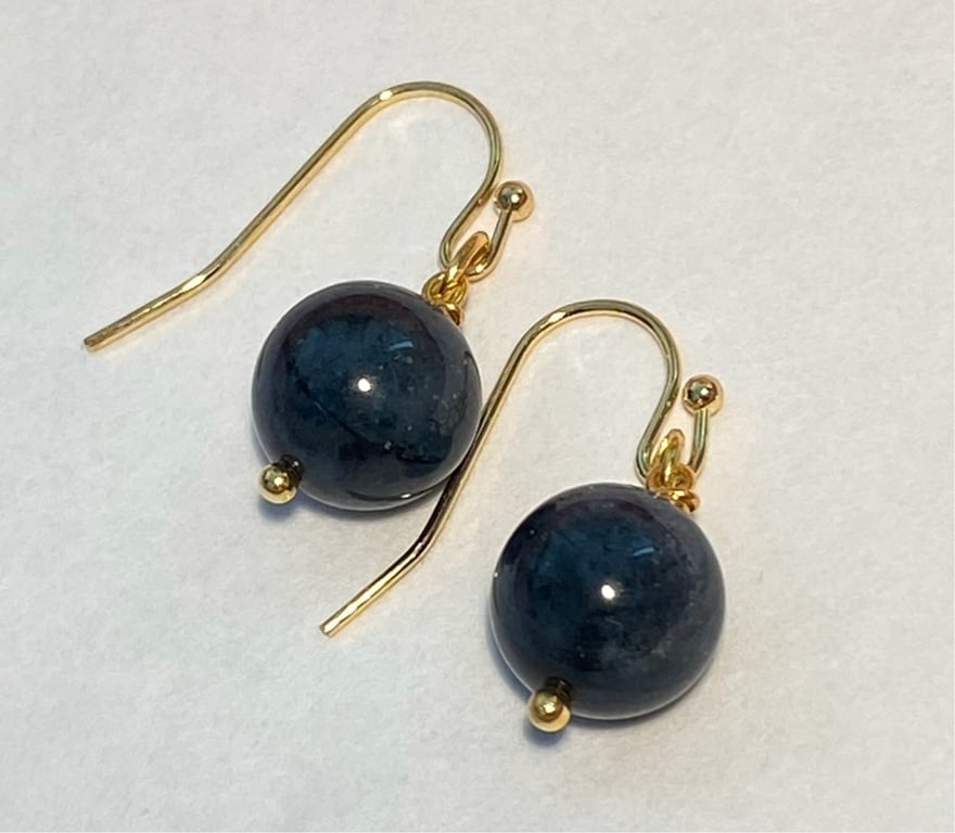 Øreringe med mørkeblå meleret jade kugler 