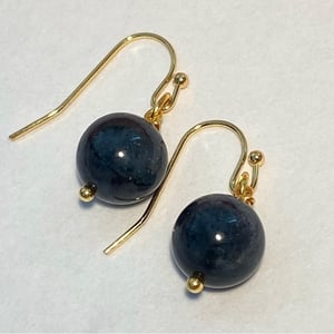 Øreringe med mørkeblå meleret jade kugler  – produktbillede