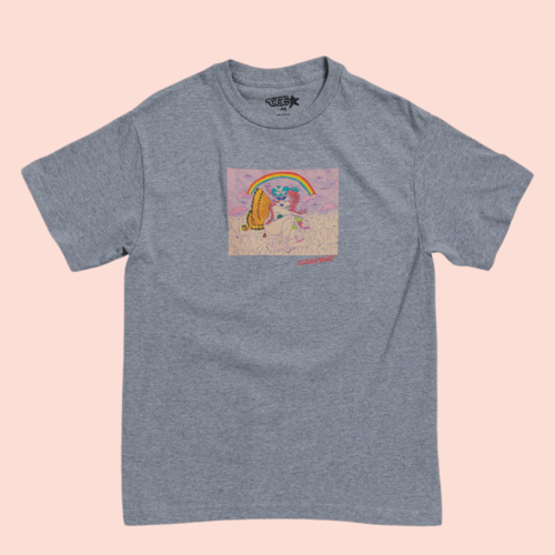 Grå t-shirt med farverigt, tegnet motiv af en kvinde med solbriller, butterfly og et regnbuebaggrund. (1)