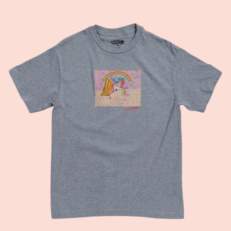 Grå t-shirt med farverigt, tegnet motiv af en kvinde med solbriller, butterfly og et regnbuebaggrund.