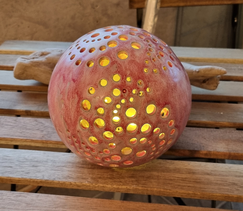 Stor lyskugle, lys rød. diameter 18 cm