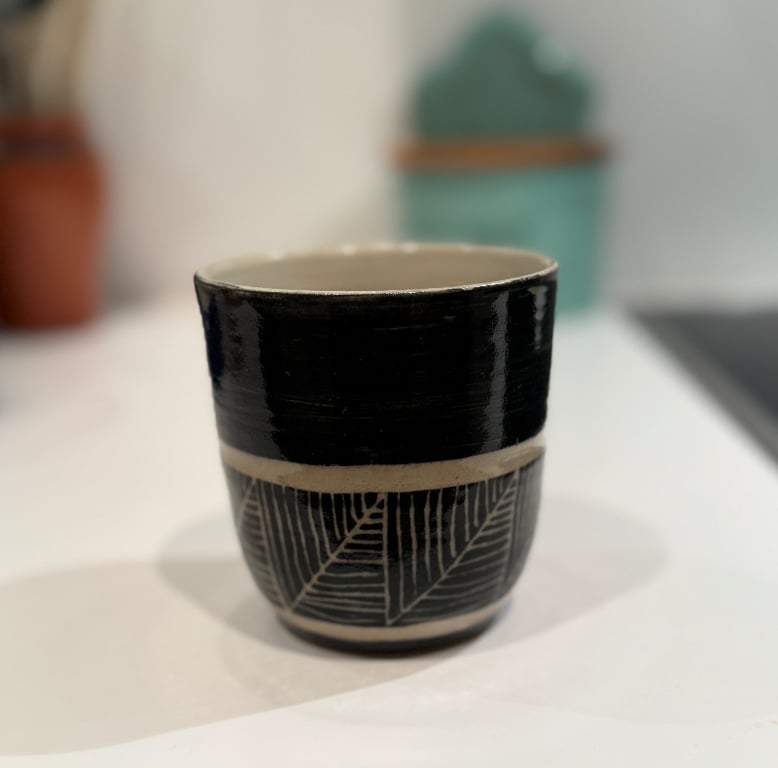 Krus uden hank, sort/hvid med skravering 