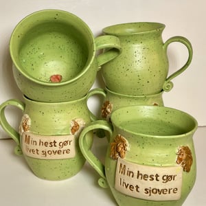 Krus med tekst - Min hest gør livet sjovere – produktbillede